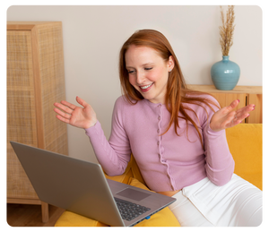 Femme qui souri devant son ordinateur - Téléconsultation