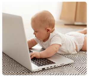 Bébé qui tape sur un clavier d'ordinateur portable - Pourquoi consulter? Bébé qui tape sur un clavier d'ordinateur portable - Pourquoi consulter?